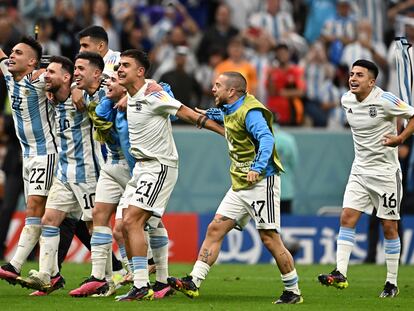 jugadores de Argentina celebran el pase a semifinales, este viernes.