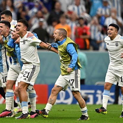 jugadores de Argentina celebran el pase a semifinales, este viernes.