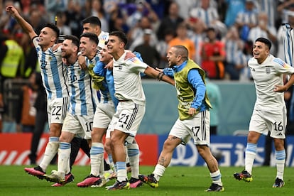 jugadores de Argentina celebran el pase a semifinales, este viernes.