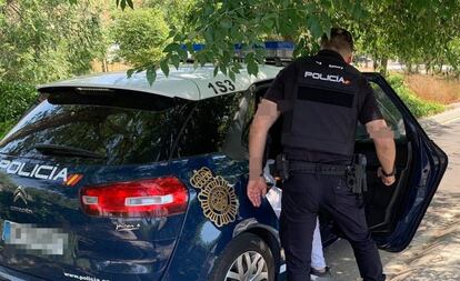 Un agente de la policía tras una detención.