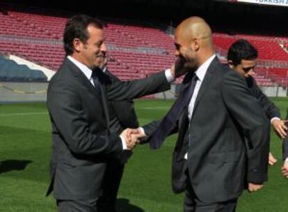 Guardiola y Rosell, en marzo de 2012 en el Camp Nou.