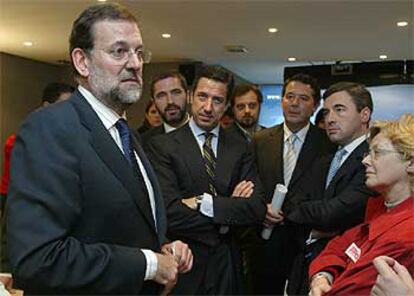 Mariano Rajoy, junto a otros dirigentes del PP, ayer en la sede nacional del partido.