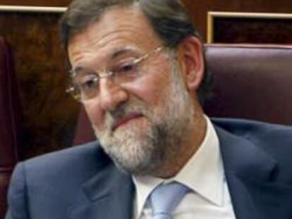 El presidente del PP, Mariano Rajoy conversa con la portavoz parlamentaria popular, Soraya Sáenz de Santamaría, durante el Pleno del Congreso que esta tarde debate y vota las resoluciones presentadas por los grupos parlamentarios a consecuencia del debate sobre el estado de la nación