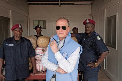 'El zar' antidroga de la ONU, durante su misión en África Occidental el pasado mes de febrero, junto a policías de Sierra Leona que se habían incautado de un alijo de marihuana.