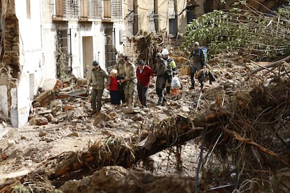 Varias personas son evacuadas en la localidad de Letur (Albacete), este miércoles. 