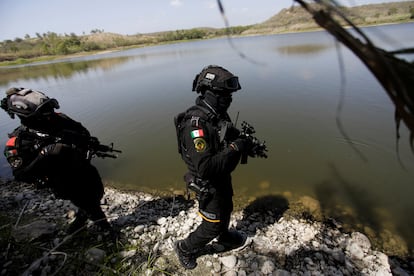 Las fuerzas de seguridad de Nuevo León patrullan una represa para prevenir el robo de agua, en la localidad de Tanguma, el 17 de junio de 2022.