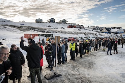 Nuuk (Greenland), 11/03/2025.- People line up to vote during the parliamentary election at the Godthaabshallen sports hall, in Nuuk, Greenland, 11 March 2025. Greenland residents will vote on 11 March to elect 31 members to the Inatsisartut, the Greenlandic parliament, with six parties contesting. (Elecciones, Groenlandia) EFE/EPA/MADS CLAUS RASMUSSEN DENMARK OUT