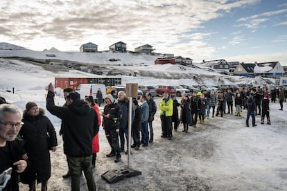 Nuuk (Greenland), 11/03/2025.- People line up to vote during the parliamentary election at the Godthaabshallen sports hall, in Nuuk, Greenland, 11 March 2025. Greenland residents will vote on 11 March to elect 31 members to the Inatsisartut, the Greenlandic parliament, with six parties contesting. (Elecciones, Groenlandia) EFE/EPA/MADS CLAUS RASMUSSEN DENMARK OUT
