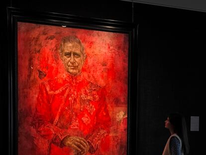 Una visitante contempla el primer retrato oficial del rey británico Carlos III, expuesto al público en la galería londinense Philip Mould hasta el 14 de junio.