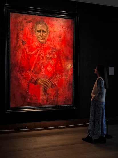 Una visitante contempla el primer retrato oficial del rey británico Carlos III, expuesto al público en la galería londinense Philip Mould hasta el 14 de junio.