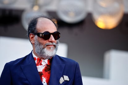 El director Luca Guadagnino llega al estreno de 'Bones and All'.