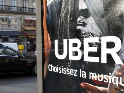 Anuncio de Uber en una estación de autobuses en París, Francia.