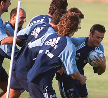 Luis Enrique, seguido por varios jugadores, en la sesión preparatoria de ayer.