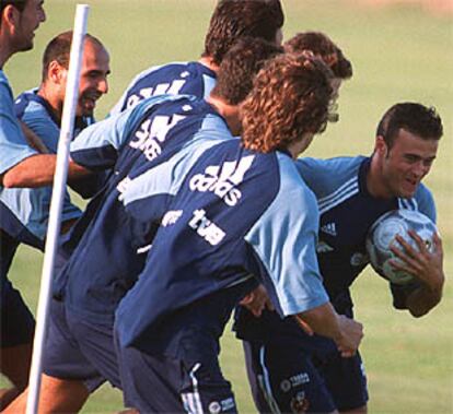 Luis Enrique, seguido  por varios jugadores, en la sesión preparatoria de ayer.