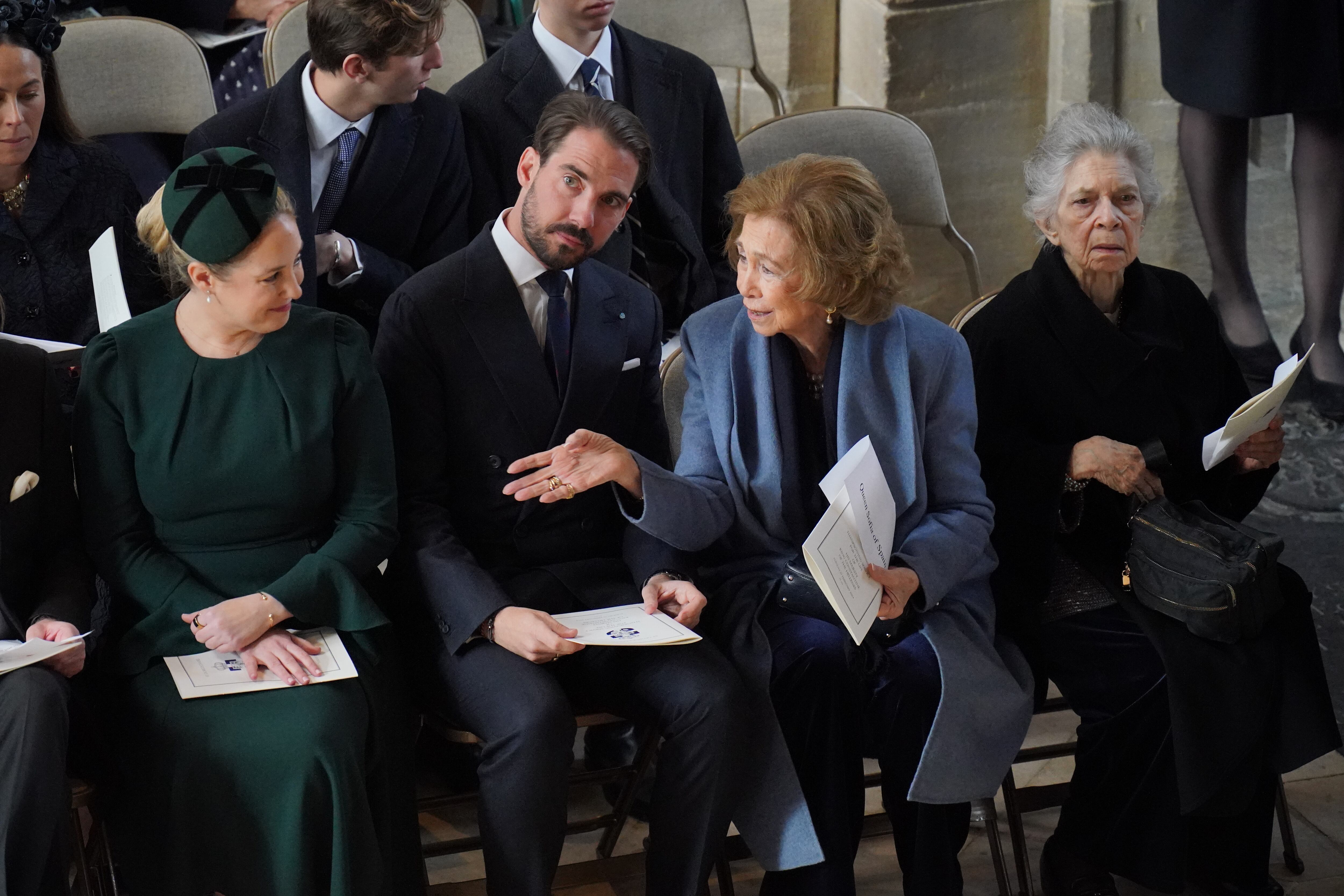 La reina Sofía, en primera fila junto a su hermana Irene, durante el servicio en memoria a su hermano. 