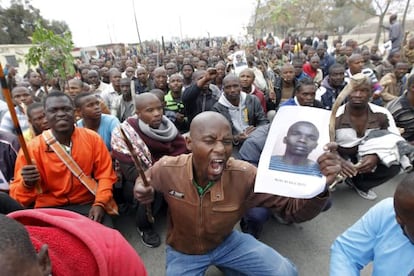 Mineros durante una manifestaci&oacute;n pedir una subida de sus salarios, en Marikana, Sud&aacute;frica, el mi&eacute;rcoles pasado.