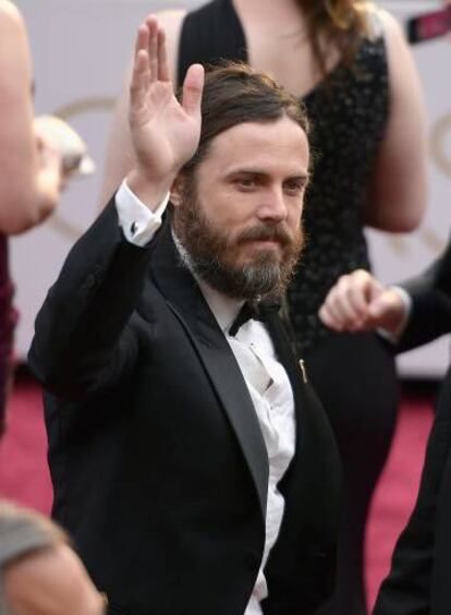 Casey Affleck sorprendió en la alfombra roja con su aspecto desaliñado.