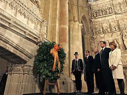 Ofrenda de los tres presidentes y la consejera a la tumba de Jaume I.