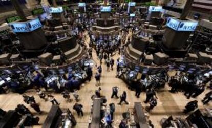 En la última reunión del año, celebrada el 17 y 18 de diciembre, la Fed decidió rebajar de 85.000 millones de dólares a 75.000 millones mensuales el ritmo de compra de bonos iniciado en 2012 y que busca estimular la recuperación económica en EE.UU. EFE/Archivo
