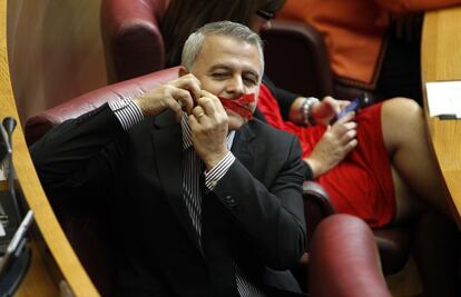 El diputado socialista Juan Soto se ha tapado la boca con esparadrapo para denunciar la falta de libertad de expresión en el consejo de RTVV.