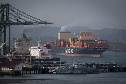 Un buque navega en el Canal de Panamá en Ciudad de Panamá, en marzo de 2024.