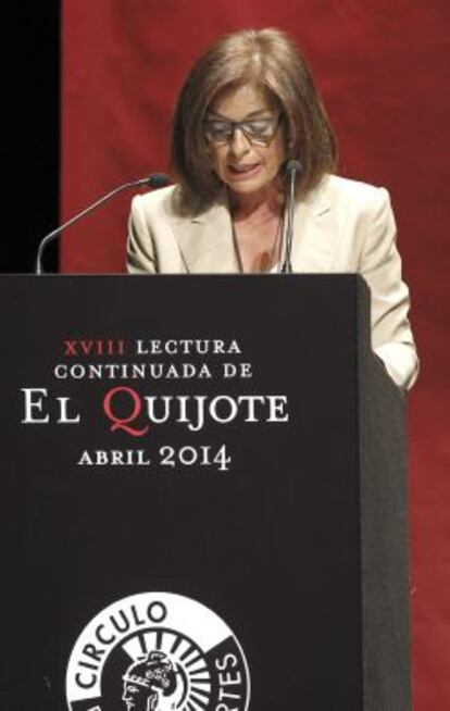 La alcaldesa de Madrid, Ana Botella, durante la tradicional lectura ininterrumpida de "El ingenioso hidalgo don Quijote de la Mancha", esta tarde en el Círculo de Bellas Artes de Madrid, que se celebra cada año con motivo del Día Internacional del Libro. EFE/Kiko Huesca