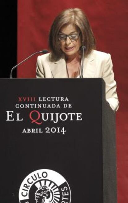 La alcaldesa de Madrid, Ana Botella, durante la tradicional lectura ininterrumpida de &quot;El ingenioso hidalgo don Quijote de la Mancha&quot;, esta tarde en el C&iacute;rculo de Bellas Artes de Madrid, que se celebra cada a&ntilde;o con motivo del D&iacute;a Internacional del Libro. EFE/Kiko Huesca