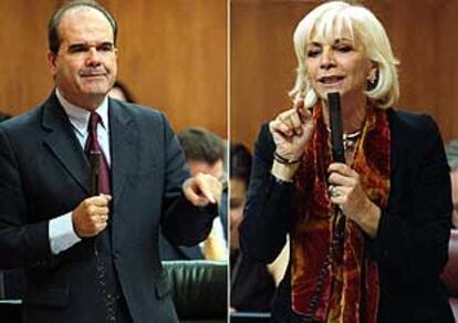 Manuel Chaves y Teófila Martínez, ayer, en el Parlamento.