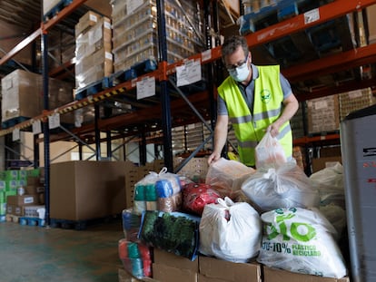 Un voluntario del Banco de Alimentos colabora en el almacén de la entidad este miércoles en Madrid.