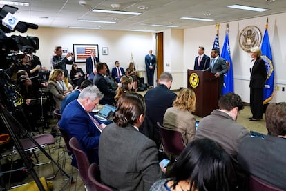 Kash Patel y Todd Blanche anuncian acusación contra la senadora Louise Lucas, en Norfolk, Virginia, el 22 de octubre.