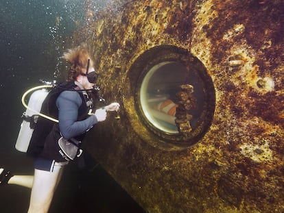 Joseph Dituri observa el hábitat marino donde vivirá 100 días a través de un ojo de buey, el 1 de marzo en Key Largo, Florida (EEUU).