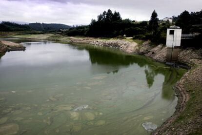 Aspecto del embalse del Umia, en Caldas de Reis, teñido de verde por la floración de algas.