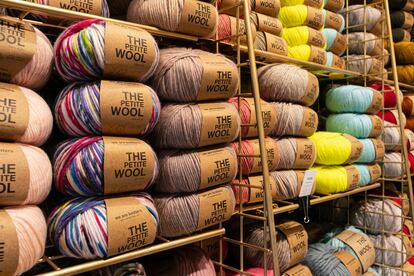 Los ovillos de lana expuestos que tientan desde las estanterías de la tienda de We Are Knitters en Madrid.