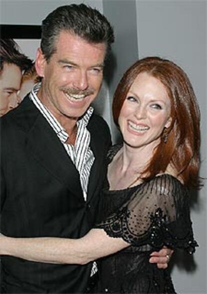 Pierce Brosnan y Julianne Moore, en el estreno en Nueva York de su película <i>Laws of atraction.</i>