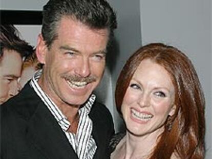 Pierce Brosnan y Julianne Moore, en el estreno en Nueva York de su película <i>Laws of atraction.</i>