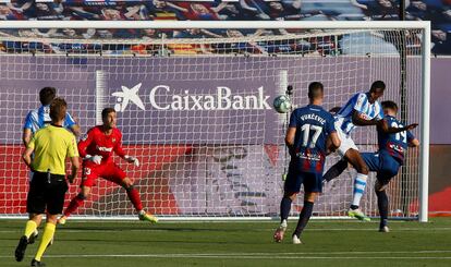 Isak se anticipa a Clerc y marca de espuela el primer gol del partido.