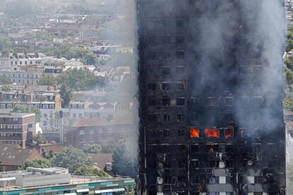 Varios adultos lanzaron a niños pequeños desde las ventanas de la Torre Grenfell, en el oeste de Londres, en un aparente intento por salvarles del incendio desatado en ese edificio residencial de 24 plantas, según testigos presenciales.
