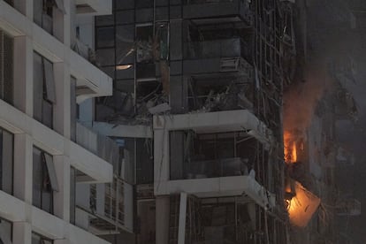 Edificio de apartamentos dañado por un ataque iraní sobre Tel Aviv, este viernes.