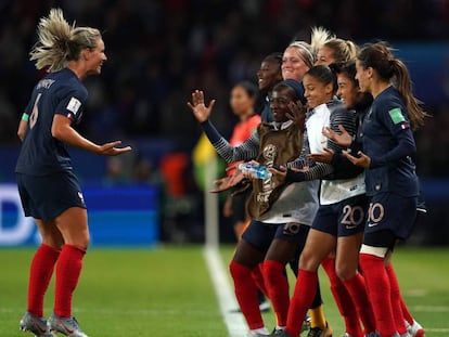 Francesas comemoram gol de Henry na estreia da Copa.