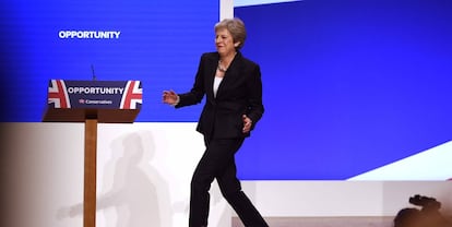 Theresa May, bailando, se dispone a dar su discurso durante el cierre del congreso del Partido Conservador.