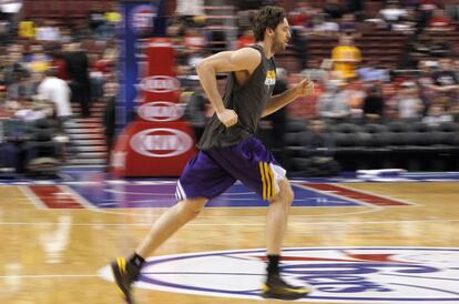 Pau Gasol, todavía lesionado, se ejercita antes de que su equipo se enfrente a los Sixers en Filadelfia. El español sigue recuperándose de su tendinitis en las rodillas.