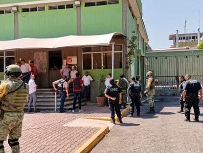 Miembros del Ejército y la Policía Estatal, a las afueras del penal donde ocurrió un motín en Colima, este martes.