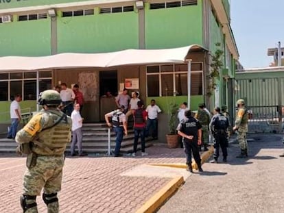 Miembros del Ejército y la Policía Estatal, a las afueras del penal donde ocurrió un motín en Colima, este martes.