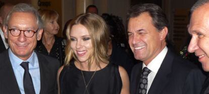 Desde la izquierda, Isak Andic, presidente de Mango, Scarlett Johansson, Artur Mas y Jean Paul Gaultier.