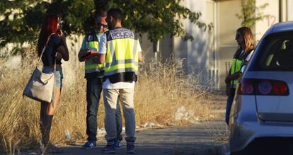 Policías interrogan a una mujer en el polígono Marconi de Villaverde, en Madrid.