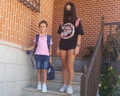 Los hermanos David y Rosalía Pinel, preparados para la vuelta al colegio en La Puebla de Montalbán (Toledo).