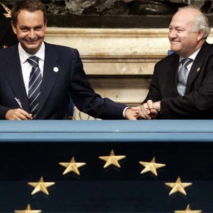 José Luis Rodríguez Zapatero y Miguel Ángel Moratinos firman la Constitución europea en el Campidoglio.