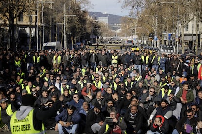 Asamblea de taxistas en el Paseo de Gracia, esta mañana. 