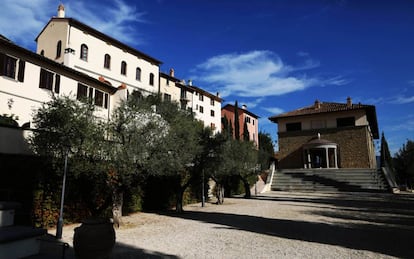 Al fondo, el teatro construido por Brunello Cucinelli en Solomeo