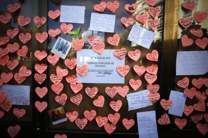 Madrileños began leaving goodbye notes on the window this week when they heard Café Comercial was shutting down.